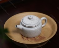 碧螺壺中香撲面，綠茶盞內味如春。