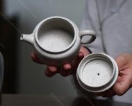 碧螺壺中香撲面，綠茶盞內味如春。