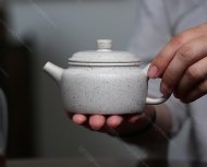 碧螺壺中香撲面，綠茶盞內味如春。