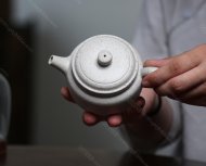 碧螺壺中香撲面，綠茶盞內味如春。