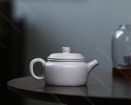 碧螺壺中香撲面，綠茶盞內味如春。