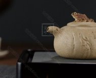 《招財(cái)供春》