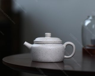 碧螺壺中香撲面，綠茶盞內味如春。