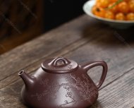 瓣生香獨傲寒，此梅難并眾梅看。 【